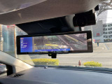 車体の後部にカメラがついていて、その映像がルームミラー内のモニターに表示します。人や荷物などで視界が遮られた時なども確認がしやすいです。