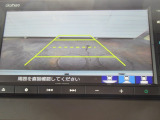 【リアカメラ】リバースに入れるだけで後方の映像が映ります。安全確認や、狭い駐車場での車庫入れ、雨の日や夜間など視界の悪い時に便利です。安全にバックする為には欠かせない装備です。
