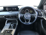 【運転席インテリアデザイン】左右対称のインテリアデザインでドライバーを包み込み運転に集中できるように設計されています。