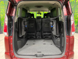 後席を格納すると、これだけの広さが!シーンに合わせたシートアレンジで、大きな荷物も積むことが出来ます♪