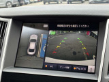 【アラウンドビューモニター】4つのカメラ映像を合成して上空から見下ろしているかのような映像をモニターして駐車をサポートします。
