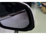 ブラインドスポットモニター(BSM)を装備しています。隣を走る車両が死角に入るとミラー内LEDインジケーターが点灯。さらに、ウィンカーを出すとインジケーターが光って点滅して注意を促してくれます。