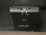 ETC車載器付きです♪高速道路をスイスイと通過!で、キャシュレス!クルマは料金所をノンストップで通過することができます☆