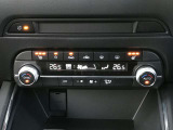 【フルオートエアコン】運転席と助手席の温度調整がそれぞれ出来るフルオートエアコン装備です。これなら暑がりなご主人、寒がりな奥様が同乗されても問題ないですね。