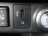 USBソケット装備でスマホ等の接続が可能です