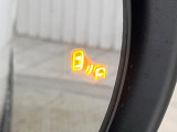 【ブラインドスポットモニター】走行中、ドアミラーの死角になりやすい箇所に後続車が接近するとサイドミラー付近に警告を表示、ドライバーに注意喚起をしてくれます。