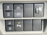 【4WDスイッチ】ぬかるみや雪道など、滑りやすい路面でも、ボタンひとつで2WD(後輪駆動)&hArr;4WDの切り替えが可能です。