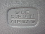 サイドカーテンエアバックシステムは、側面衝突時に大人から子供までさまざまな体格の乗員の頭部や頚部を広範囲で保護。特にセンターピラーへの頭部衝突を防ぐ展開性能を実現しています。