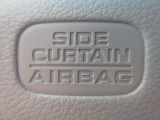 サイドカーテンエアバックシステムは、側面衝突時に大人から子供までさまざまな体格の乗員の頭部や頚部を広範囲で保護。特にセンターピラーへの頭部衝突を防ぐ展開性能を実現しています。
