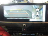 バックモニター付き。車両後方の映像がナビ画面に表示されるので、車庫入れが苦手な人も安心です。ただし、目視確認もお忘れなくお願いいたします。