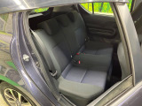 後部座席も気になるようなキズ・汚れやへたり等、大きなダメージはなく、良好な状態です。