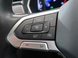 ◆クルーズコントロールにレーダーセンサーを組み合わせ、先行車を測定し設定されたスピードを上限に自動で加減速を行います。一定の車間距離を維持することで、長距離走行でのドライバーの疲労を低減させます。