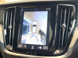 【360&deg;ビューカメラ】4台の高解像度カメラで360度の鳥瞰図を表示。隣の車や壁、死角にある障害物などを画面で確認できるため、狭いスペースでの駐車・出入りも安心です。