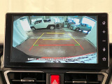 【バックカメラ】 駐車時に車両後方の様子を見ることができるので、運転の不安を軽くします。