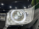 【LEDヘッドライト】悪天候や夜間走行時も良好な視界を確保し安心して運転できる高輝度LEDヘッドライトを装備!点灯速度が早く、消費電力も抑えられています。