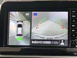 【アラウンドビューモニター】車を上から見下ろしているかのような映像で周囲の状況がひと目で確認、狭い駐車場に駐車するときも安心です♪