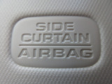 サイドカーテンエアバックシステムは、側面衝突時に大人から子供までさまざまな体格の乗員の頭部や頚部を広範囲で保護。特にセンターピラーへの頭部衝突を防ぐ展開性能を実現しています。