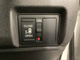 左側電動スライドドアは運転席からでも操作ができるように、ハンドル付近に開閉の操作スイッチが付いています。