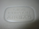 サイドカーテンエアバックシステムは、側面衝突時に大人から子供までさまざまな体格の乗員の頭部や頚部を広範囲で保護。特にセンターピラーへの頭部衝突を防ぐ展開性能を実現しています。