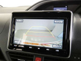 【バックカメラ】バックカメラ装着車です。バックする時に、後方の様子をナビ画面に表示します!慣れない駐車場での駐車や、せまい場所での車庫入れの時も、安全確認OK!思いがけずコツン!なんて事も防げますヨ