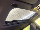 【サンルーフ】ボタンひとつで開閉可能!開放感たっぷりのサンルーフが装着されています!車内に明かりを取り入れたり景色を楽しむ以外にも、よどみがちな車内の空気も簡単に換気できて快適です!