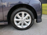 日産純正のアルミホイールが装着されてます。ボディデザインとマッチしておりカッコイイですね。