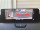 車両の前後左右にある4つのカメラを合成することで、まるでご自身のクルマを空から見ているような俯瞰での映像を映し出してくれます。バック時ももちろんのこと、前進時に視界の悪い交差点でも役に立ちますね。