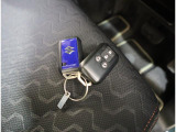 リモコンキーを取り出さなくてもエンジンのON/OFFやドアの開錠・施錠がスイッチ一つで行えるスマートキーです♪