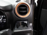 運転席のカップホルダーはエアコンの吹き出し口にありますので冷やしたり温めたりすることが出来ます☆