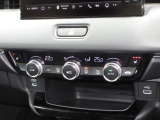 エアコンはオートエアコンでお好みの温度調整が出来、オールシーズン快適にドライブできます!さらに、運転席&助手席シートヒーターが付いてます。3段階に温度設定が可能です。