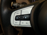 【ステアリングリモコン】ステアリングにオーディオ調節可能なスイッチが装備されていますので運転中でも視線をそらさずにオーディオの調節が可能です!