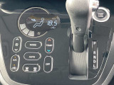 オートエアコンで温度調整も楽チン!四季を問わず快適に運転することが出来ます。