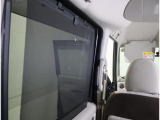 後部座席にはサンシェードが付いており、小さなお子様にも優しい車です。