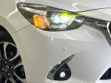 【LEDヘッドライト】悪天候や夜間走行時も良好な視界を確保し安心して運転できる高輝度LEDヘッドライトを装備!点灯速度が早く、消費電力も抑えられています。