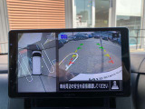 アラウンドビューモニター。上空から見下ろしているような映像で、スムースな駐車をサポートします。
