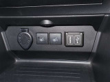 スタイリッシュなデザインのインパネ。各操作スイッチは使いやすい位置に配置されてます。