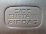 サイドカーテンエアバックシステムは、側面衝突時に大人から子供までさまざまな体格の乗員の頭部や頚部を広範囲で保護。特にセンターピラーへの頭部衝突を防ぐ展開性能を実現しています。