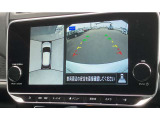アラウンドビューモニターです。4つのカメラからの映像を合成・処理することで空から見下ろすような視点で周囲を確認でき、駐車時のクルマの位置確認がスムーズになります。