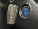 【スマートキー】カバンやポケットに入れたままでもドアの施錠・解錠が可能なスマートキーを装備。エンジンのオン・オフ時もカギを取り出す必要が無いからとっても便利です♪