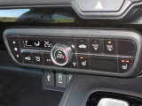エアコンはオートエアコンでお好みの温度調整が出来、オールシーズン快適にドライブできます!フロントシートの座面に2段階調節のシートヒーターを内蔵。身体を直接温めることができます。