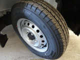 【新品タイヤ】届出済未使用車両になりますので、もちろんタイヤの残り溝もばっちり残っています。