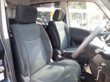 運転席のひじ掛けは安心して肘を預けることができ、運転中の緊張を和らげます。