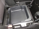 助手席下には、収納BOXが装備されておりシューズなどをしまって置くことが出来ます。また取り外せますので汚れ物を洗い場まで持って行けて便利ですね!
