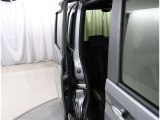 両側パワースライドドア付きだから、狭い駐車スペースなどでの 乗り降りラクラク!小さなお子さまのいるご家庭には嬉しい装備。