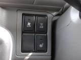 運転席ヒーターシートやリヤヒーター付ですので、寒い冬の快適ですね(*^^)v オートスライドドアのメインスイッチもここにあります。