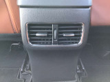 後部座席にもエアコン吹き出し口がしっかり装備されています。