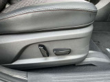 運転席シートは電動シートになっています。
