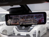 【日産のスマート・ルームミラーは内蔵モニターで後方の状況をクリアな画像で確認でき、通常のルームミラーに切り替えて後席の様子を確認することもできます。