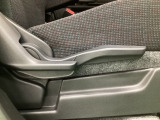 運転席にはドライバーの体型や好みに応じて前後方向だけでなく、高さの調整ができるシートリフターを装備!