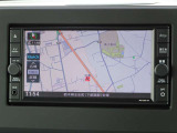 【ナビ】メモリーナビ(MJ120D-W)付きです。目的地を設定すれば初めての場所でも簡単に行くことができます。もちろん音楽だって聴けちゃいます♪